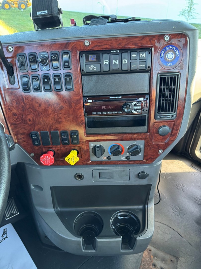 2016 Mack Day Cab - image 16